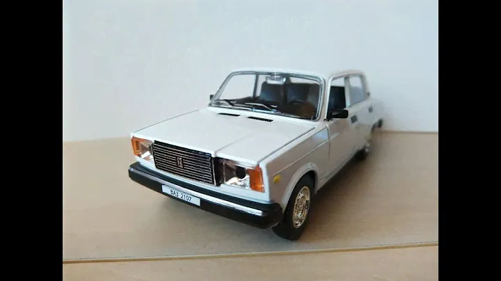Коллекционная модель автомобиля ВАЗ 2107 Lada Riva в масштабе 1/24 (1982 г.)