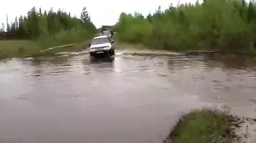 Lada Niva vs Chevrolet  Niva off road in water [4x4]
