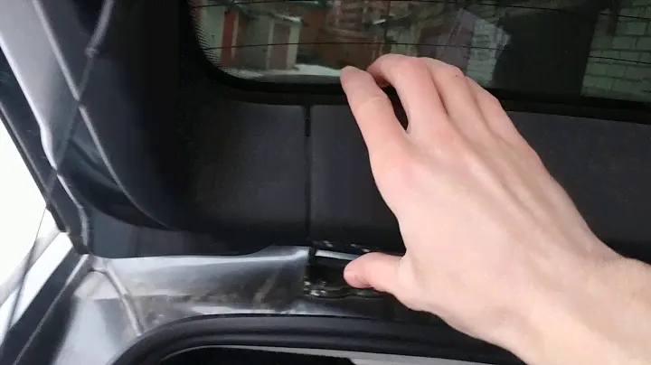Как снять центральную накладку багажника гранта лифтбек